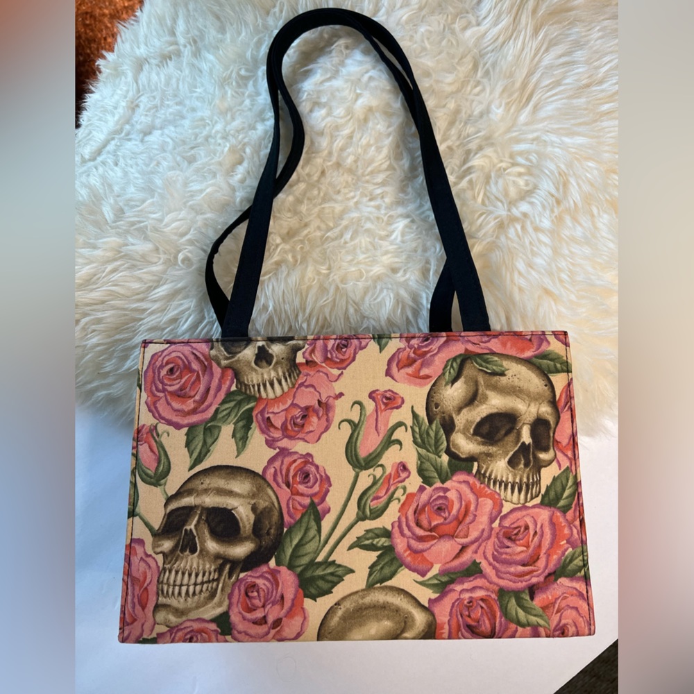 Skull and roses print purse